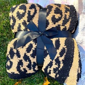 Black/brown leopard Blanket-Super soft-Barefoot Dreams DUP! Great quality 50x60”